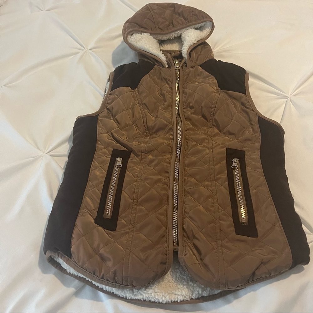 Ci Sono Women hooded Puffer Quilted Faux Sherpa Lining Vest Camel Cream Small